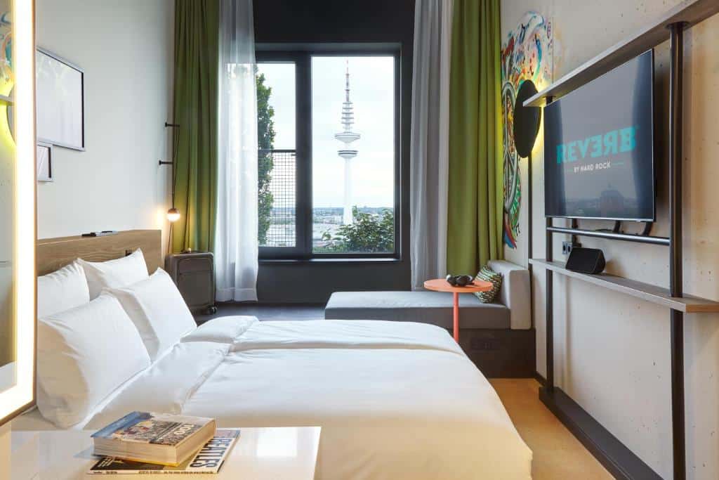 Doppelzimmer im Reverb by Hard Rock Hotel Hamburg Bunker mit Aussicht ins Grüne und über Hamburg.